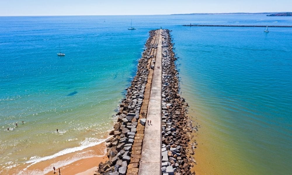 Breakwater & Shore Protection Services 17 Construction of Groynes